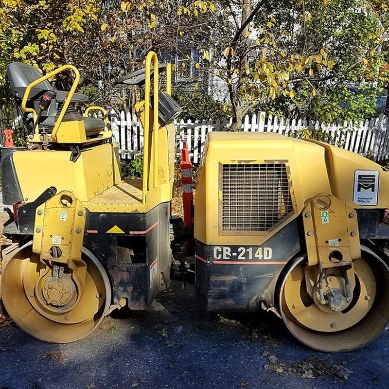 Double drum roller compacting fresh asphalt