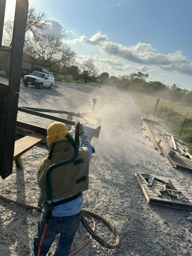 Outdoor sandblasting of steel plate in the yard